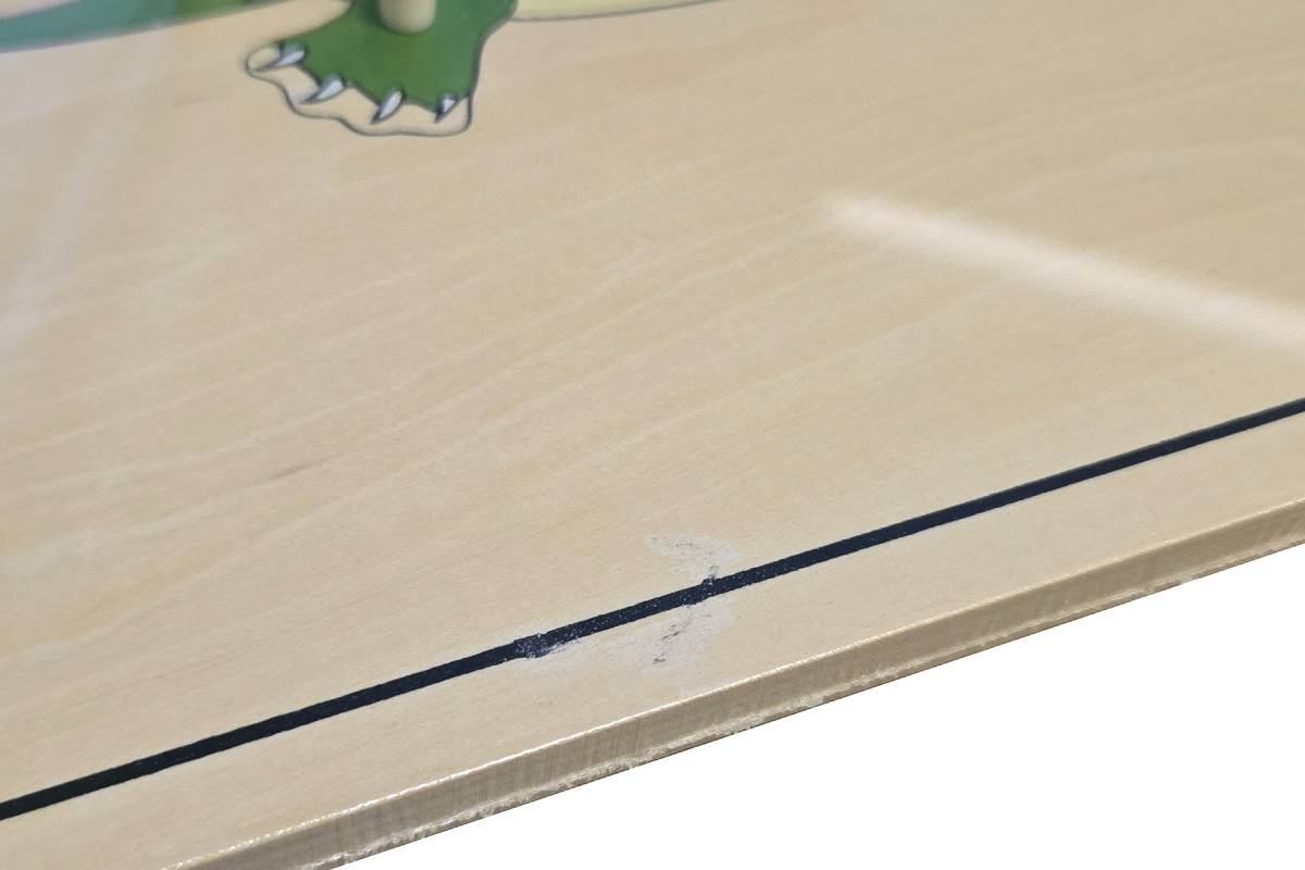 Close-up showing discolouration to black outline.