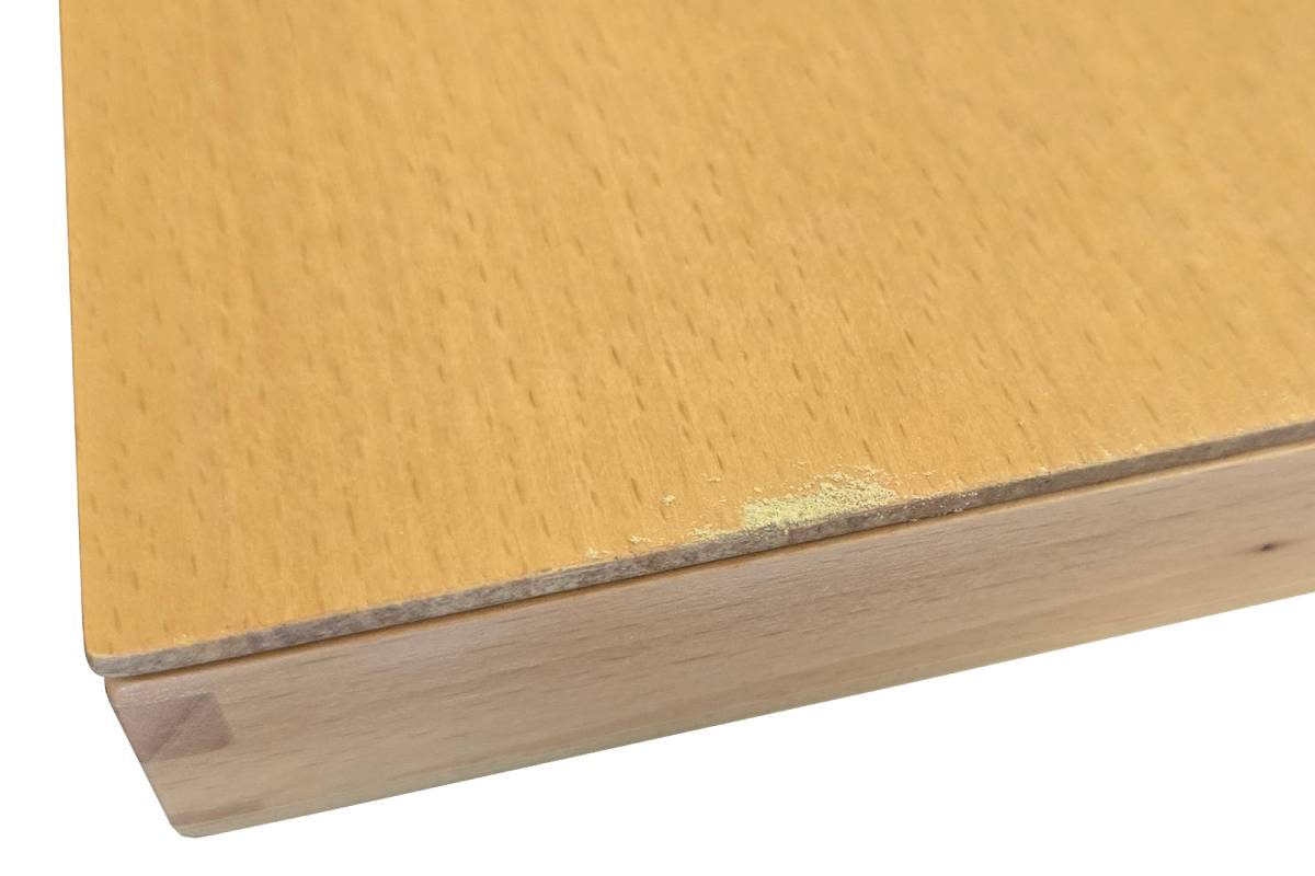 Close-up of damage to edge of box lid