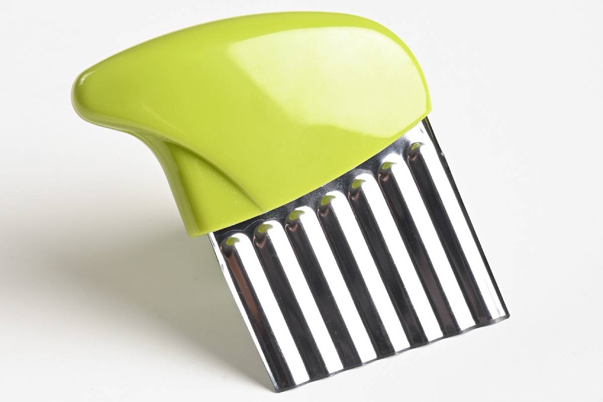 Crinkle cutter with green plastic handle